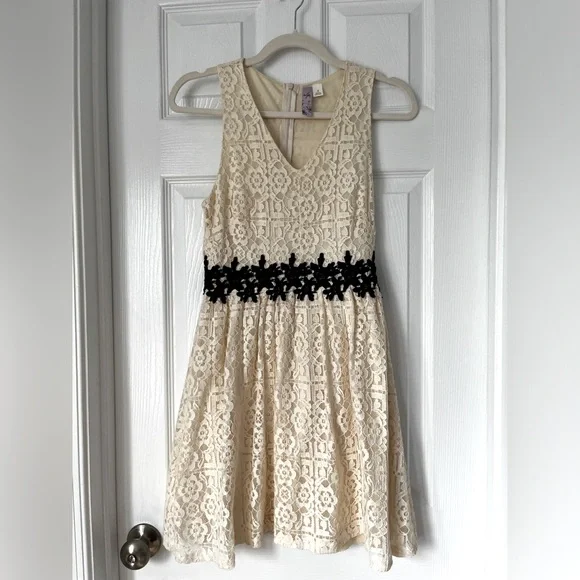 Alya | Dresses | Alya Cream And Black Fit And Flare Dress | Poshmark